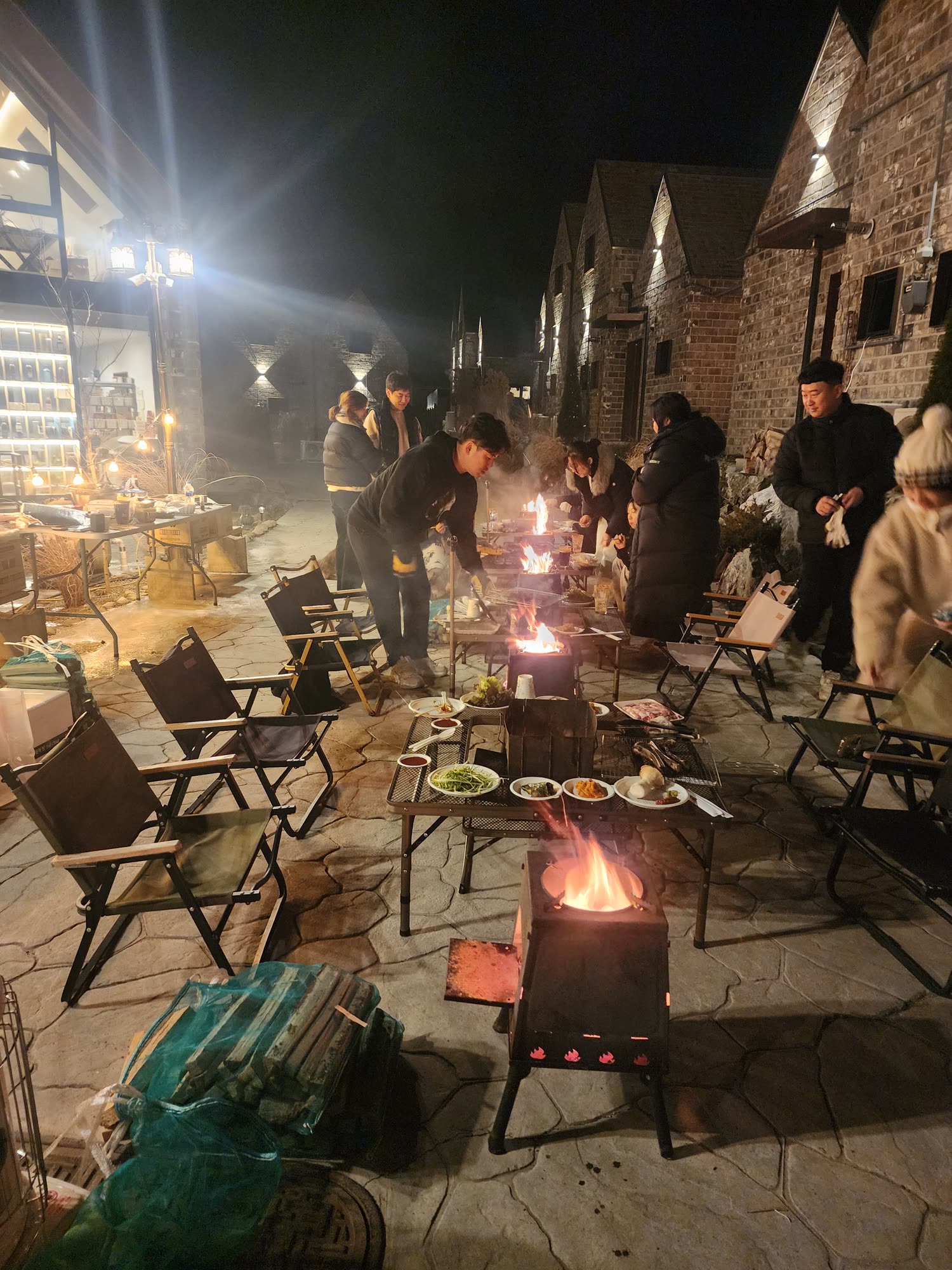 야간 바비큐와 불멍